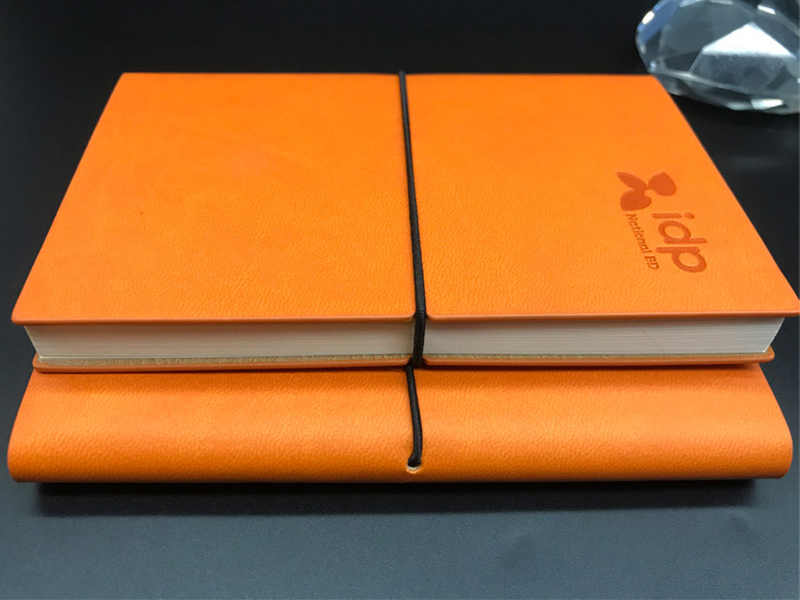 橙色松紧带软皮油边记事本左侧和右侧图