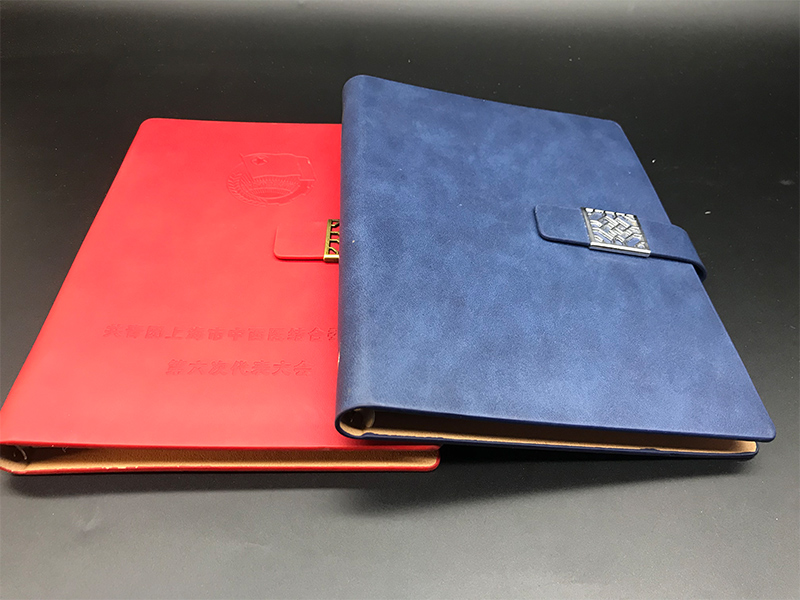 中国红仿古窗花金属扣细节特写 - 精致传统窗花图案金属扣装饰油边工艺