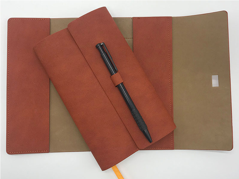 三折手账本笔插细节特写可固定钢笔