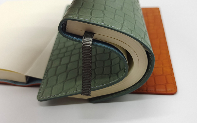 软皮面可替换内芯弯折示意图-便于携带