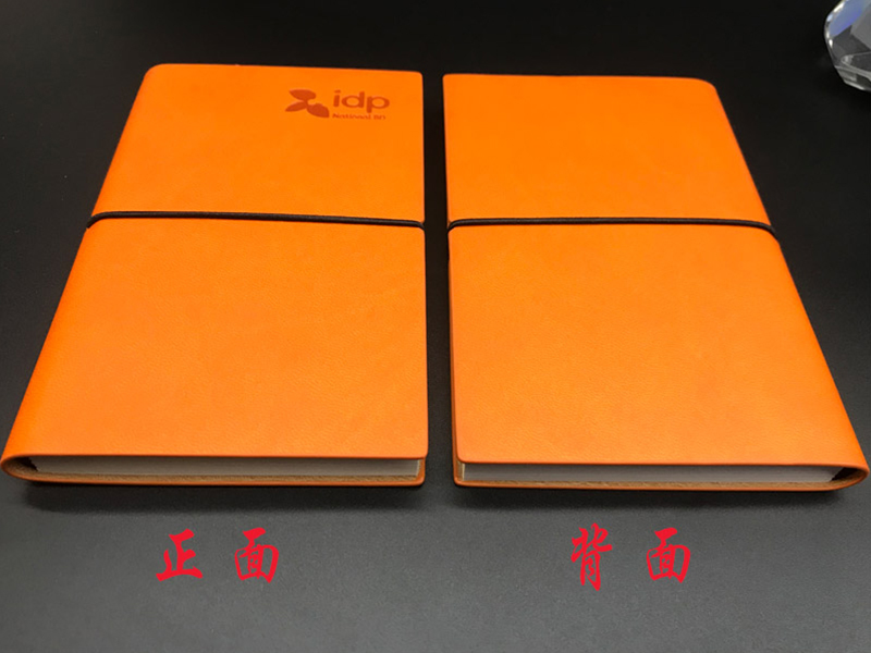 松紧带软皮面口袋本正面和背面图