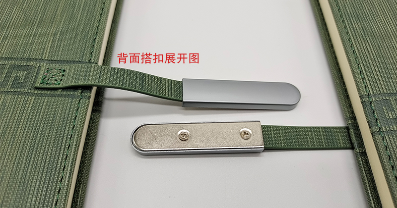 复古日记本 银色金属搭扣开合 回纹压花 圆角设计 俯拍