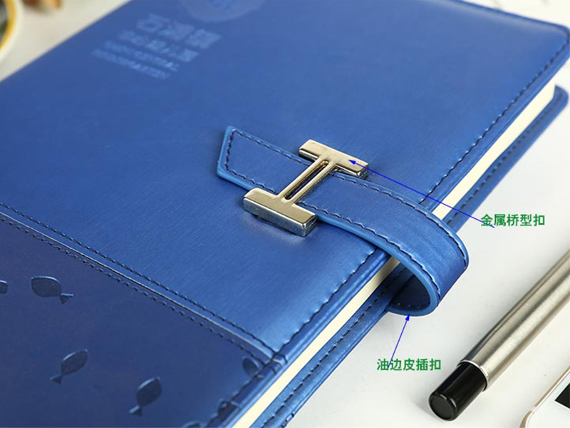 皮革车线拼接带金属桥扣细节图