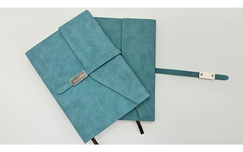 金属扣设计特写 - 银色合金材质可雕刻logo