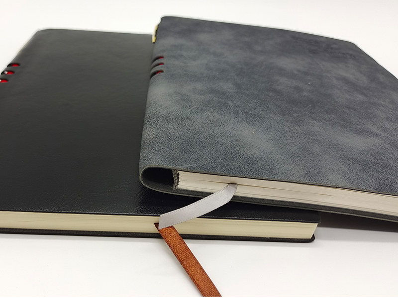 带笔插软皮本侧视图